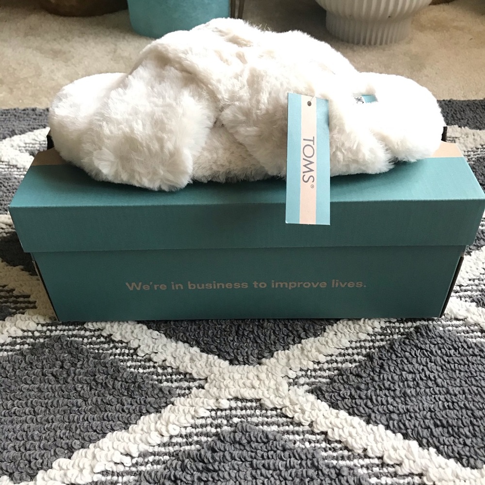 Toms Susie Faux Fur Crisscross Slippers Womens Size 8 Natural White Open Toe NIB